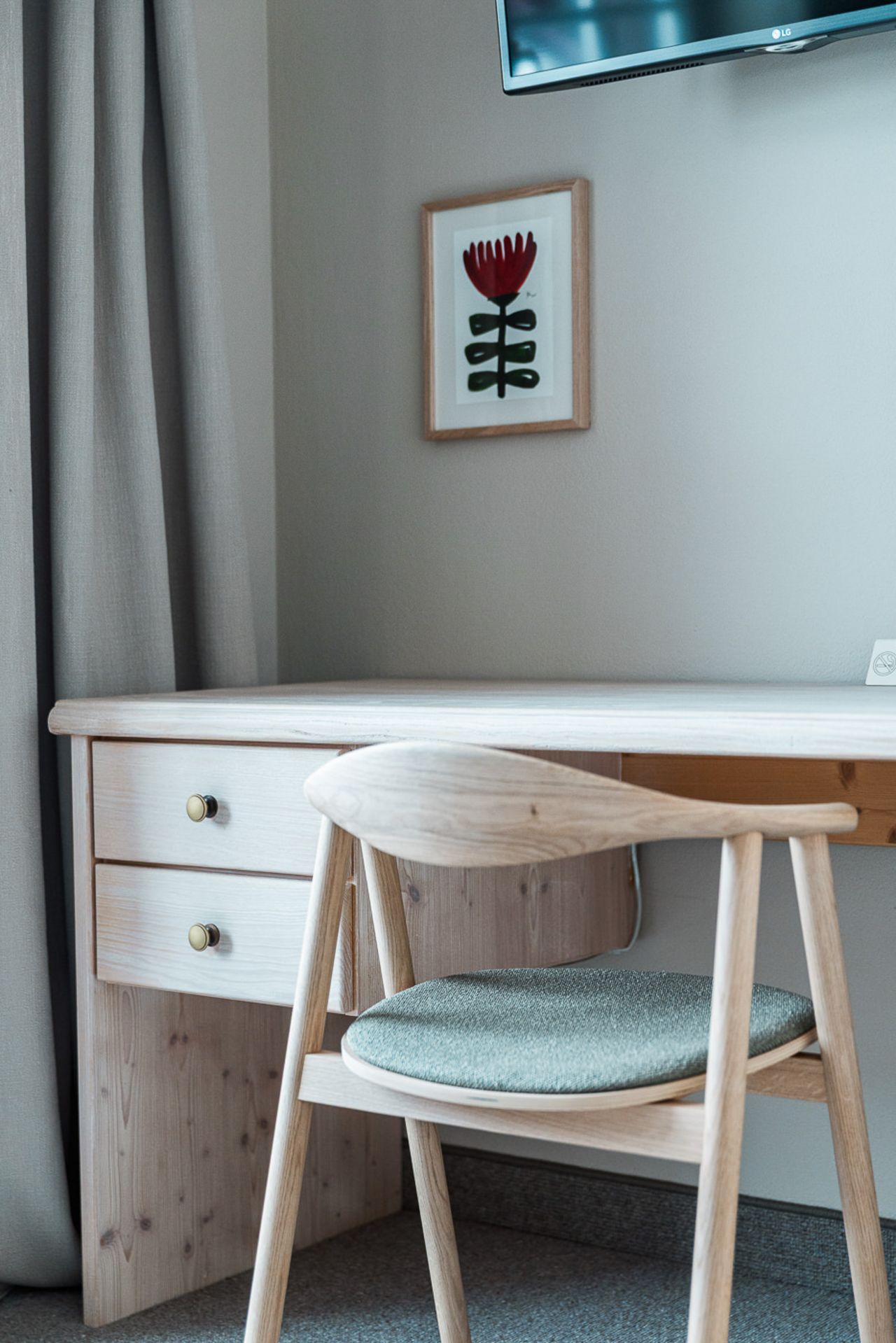 Apartment Dora: desk with chair