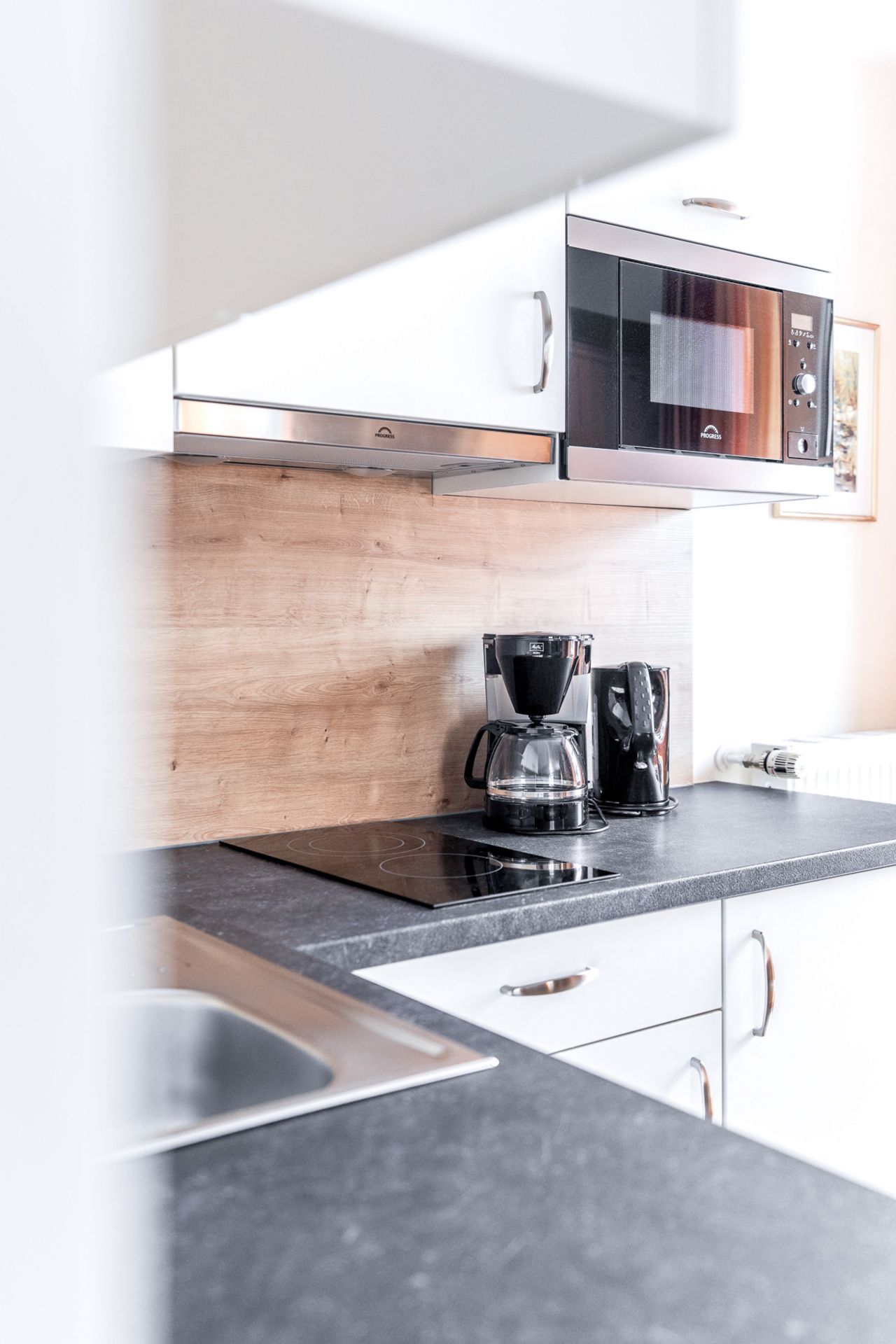 Apartment Cäcilia: kitchenette with coffee maker and microwave